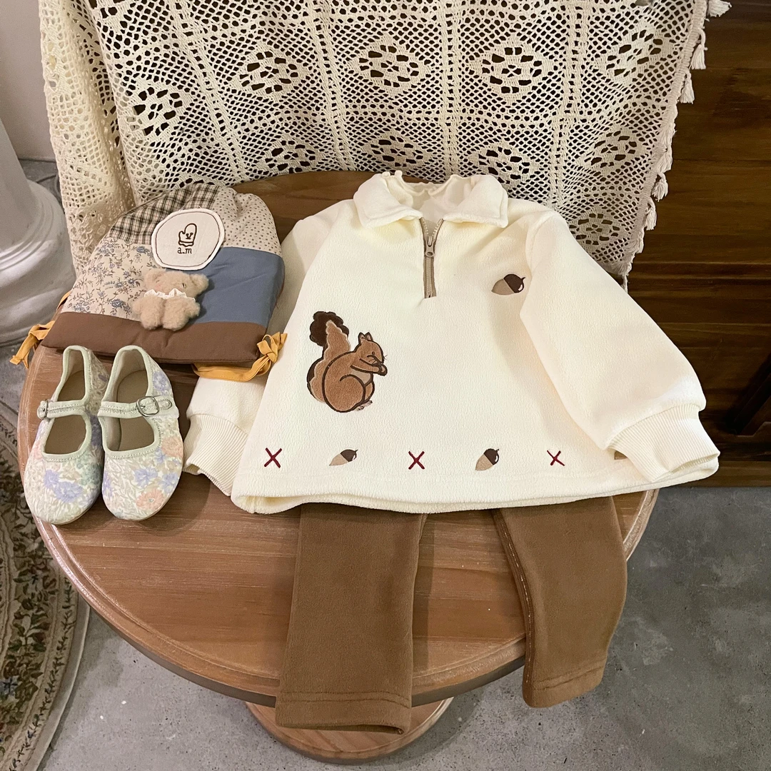 鱼子酱品牌童装儿童女童Q23120WY森系松鼠刺绣翻领绒绒卫衣