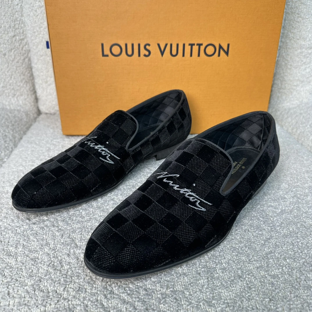 全新未使用 LouisVuitton/路易威登 lv 男士黑色绒面棋盘格乐福鞋