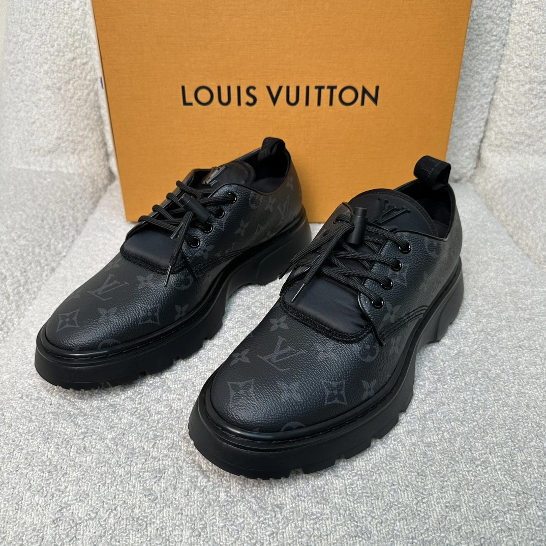 全新未使用 LouisVuitton/路易威登 男士 黑色秀款老花厚底休闲鞋