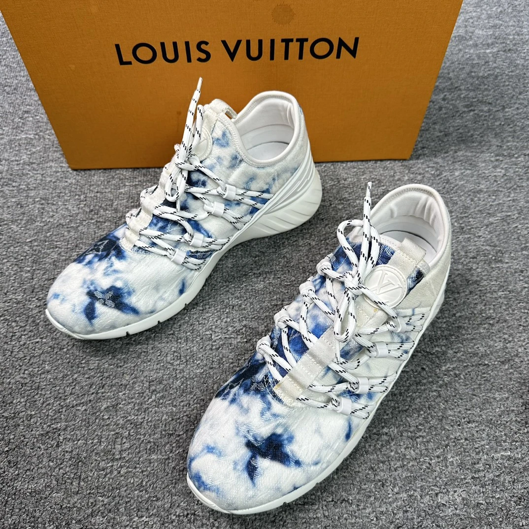 99新 LV 运动鞋 扎染星空系列 有轻微溢胶 暗纹老花帆布 舒适百搭