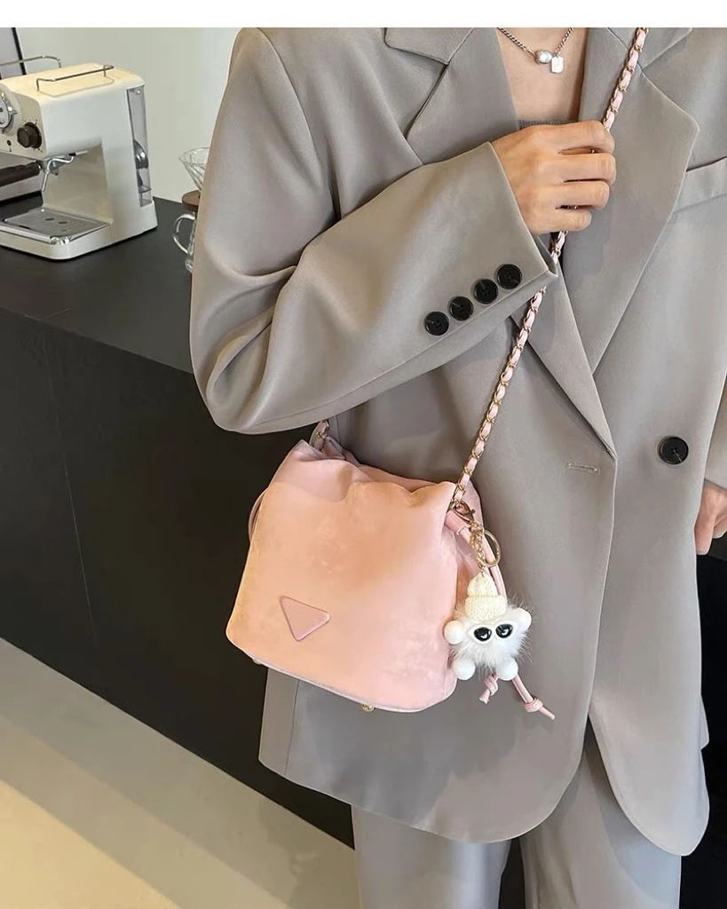 云朵泡芙包包新款抽带链条包奶油粉色时尚百搭小众单肩斜挎水桶包