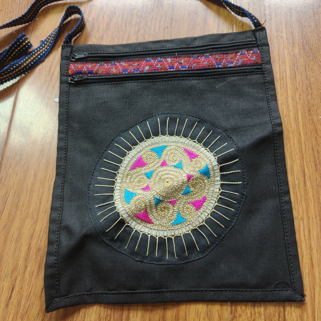 一物一拍，私自下单不发货。手工刺绣斜挎手机包民族风小包
