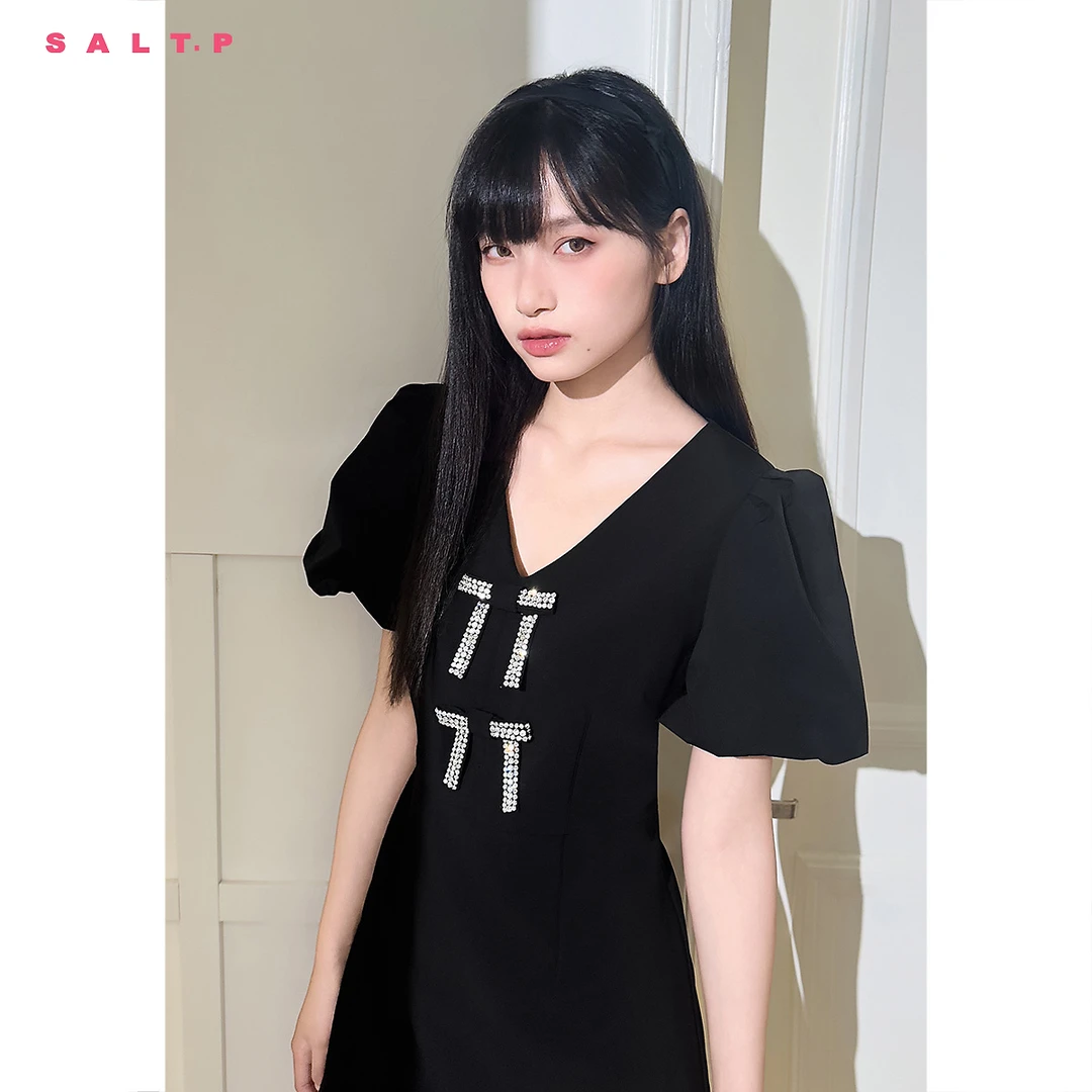 可颜v领灯笼袖钉珠蝴蝶结收腰小黑裙连衣裙2024夏新款AC34205450