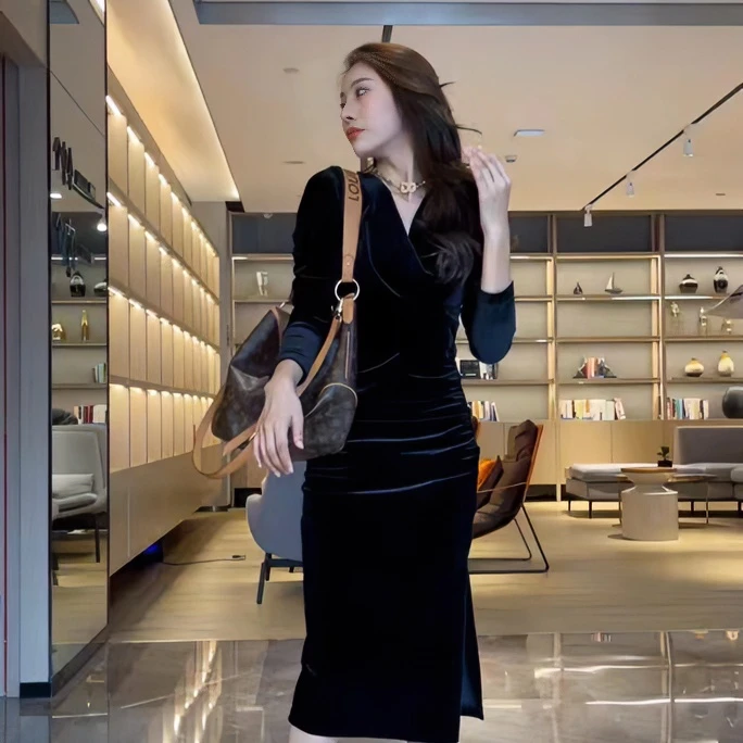 2024年秋装新款法式长裙时尚黑色气质小个子金丝绒连衣裙女装裙子