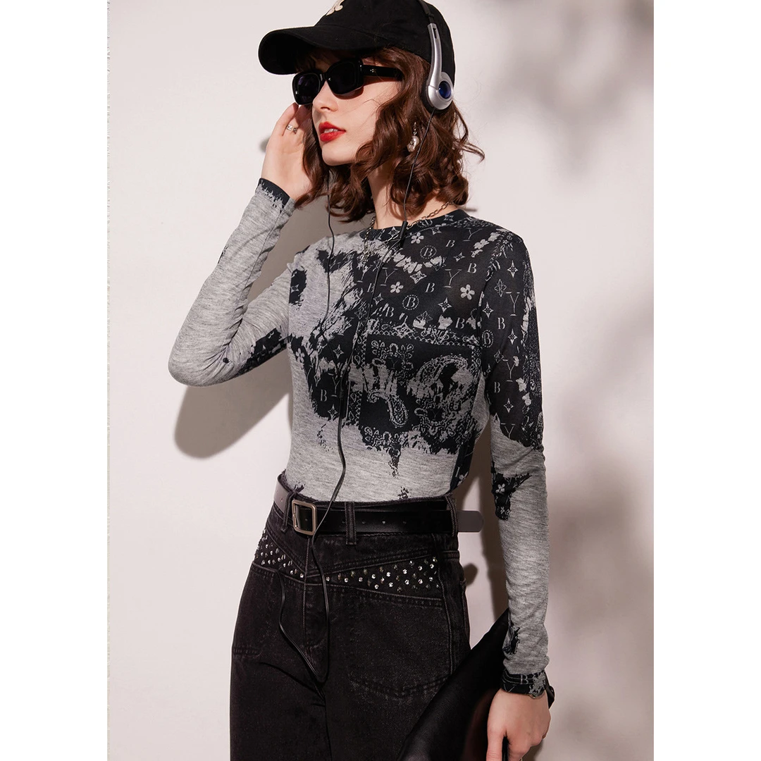 白鹿语春新款基础圆领修身长袖清爽印花百搭T恤上衣女BY10030