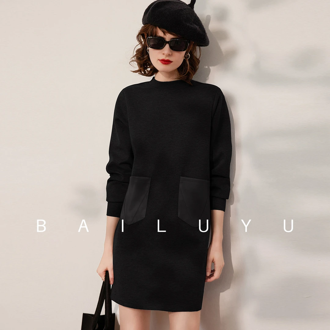 白鹿语24春新款时尚优雅气质简约立体口袋小高领连衣裙女BY10225