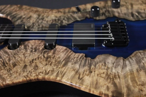 Ash琴体，树瘤贴面，烤枫木琴颈，印枚指板，EMG拾音器，Gotoh金属件