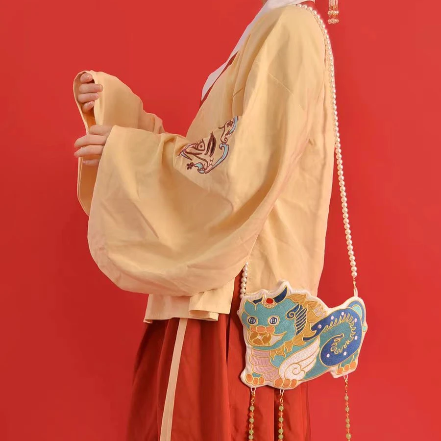 茶茶 年兽国风汉服包包