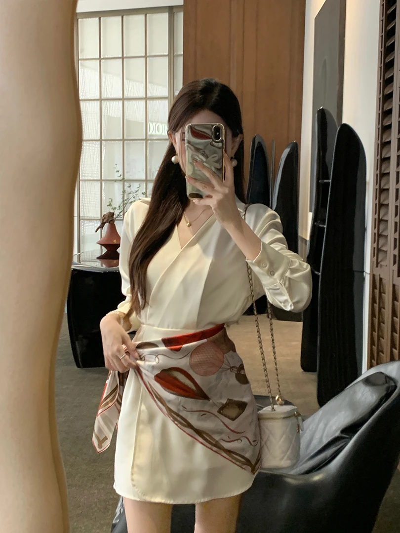 气质御姐风V领缎面交叉收腰衬衫连衣裙小众短裙设计感配腰围丝巾