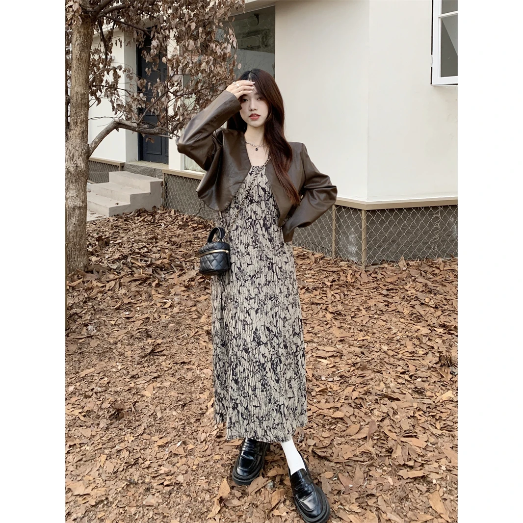 大码胖mm遮肚藏肉套装女秋短款皮外套高腰碎花吊带连衣裙两件套女