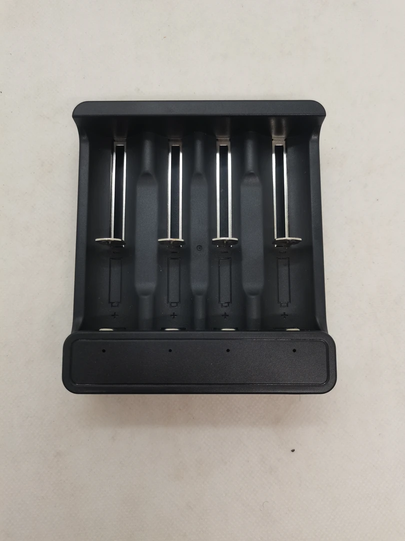 99新 4卡槽18650充电器