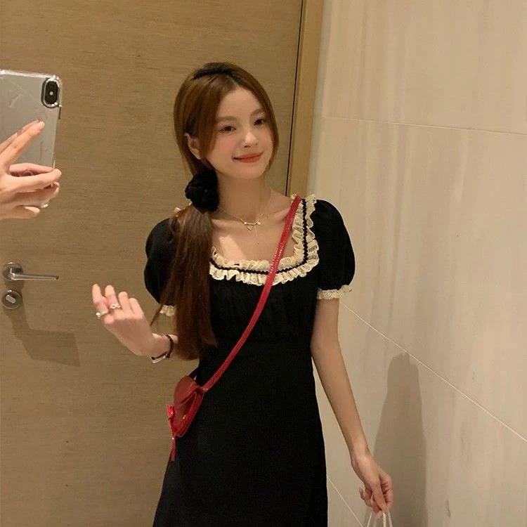 乌77复古拼接蕾丝花边方领小黑裙女泡泡袖气质显瘦a字露背连衣裙