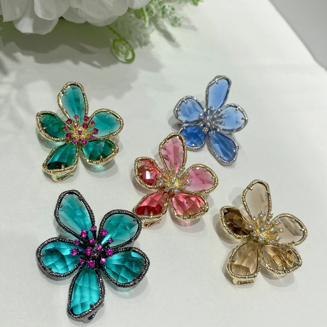 铜合金仿水晶胸针 新款高级感仿水晶花朵胸针精致小巧气质胸花