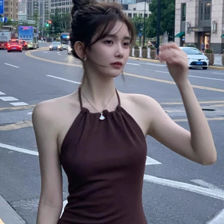 1363复古名媛挂脖吊带连衣裙夏季小众设经典款法式收腰高级感长裙