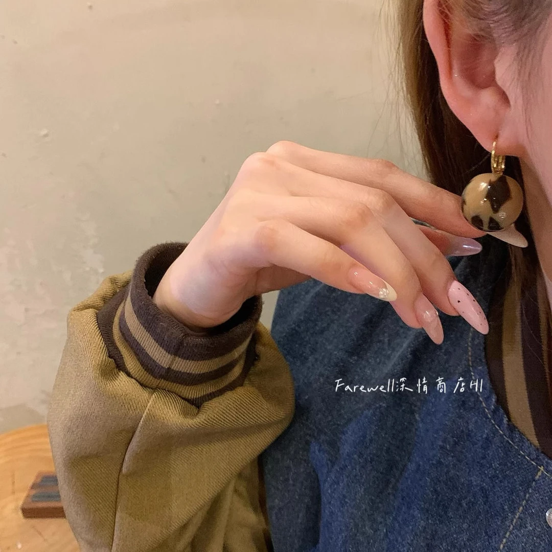 耳扣2024新款爆款早秋豹纹球球耳环女轻小众百搭耳饰独特耳钉