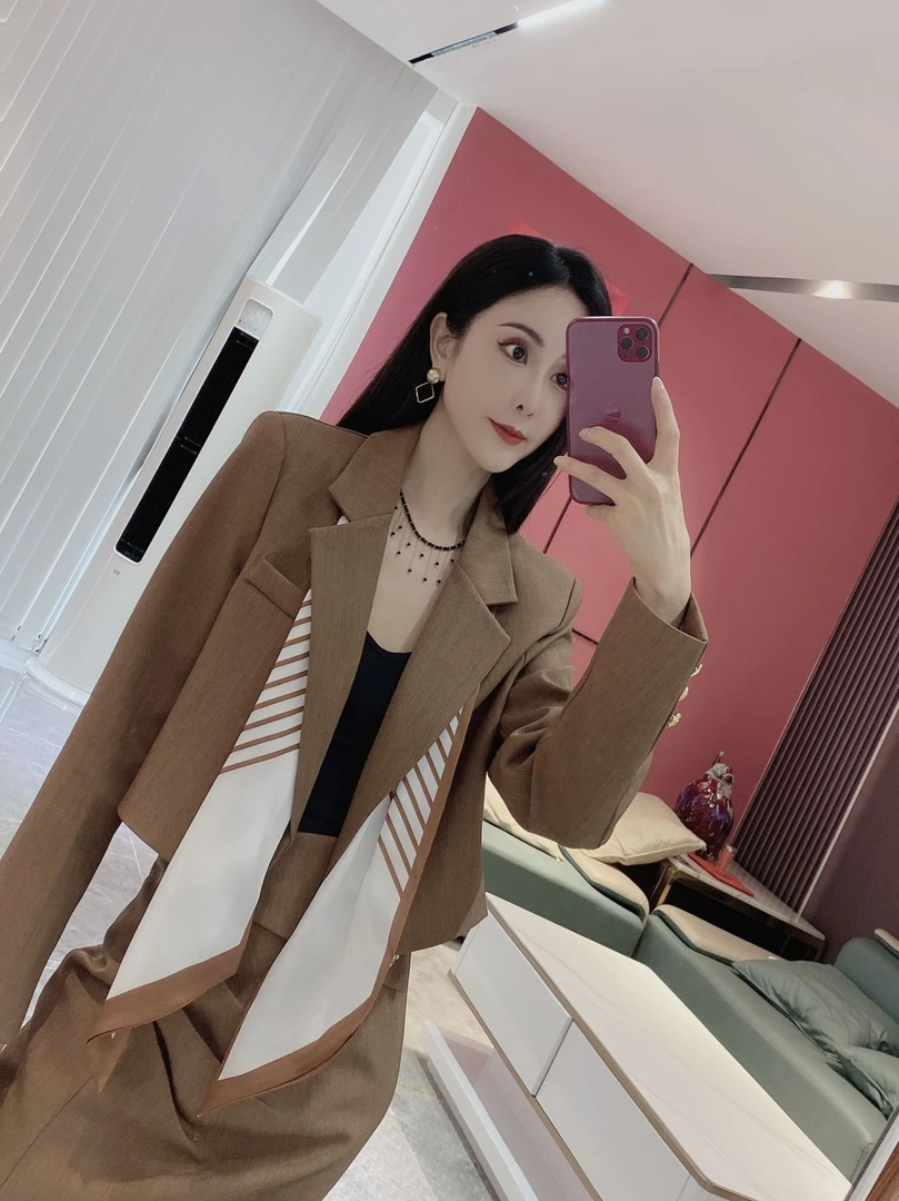 短款西装外套+褶皱左开叉半身裙两件套8852