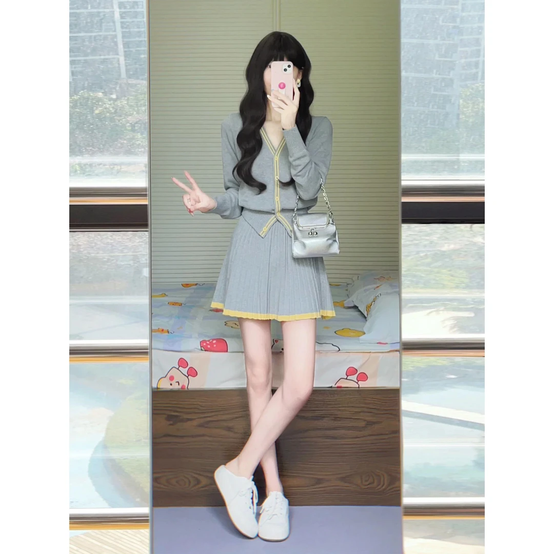 撞色V领刺绣针织上衣+百褶裙短裙两件套洋气洋气休闲装2025早春