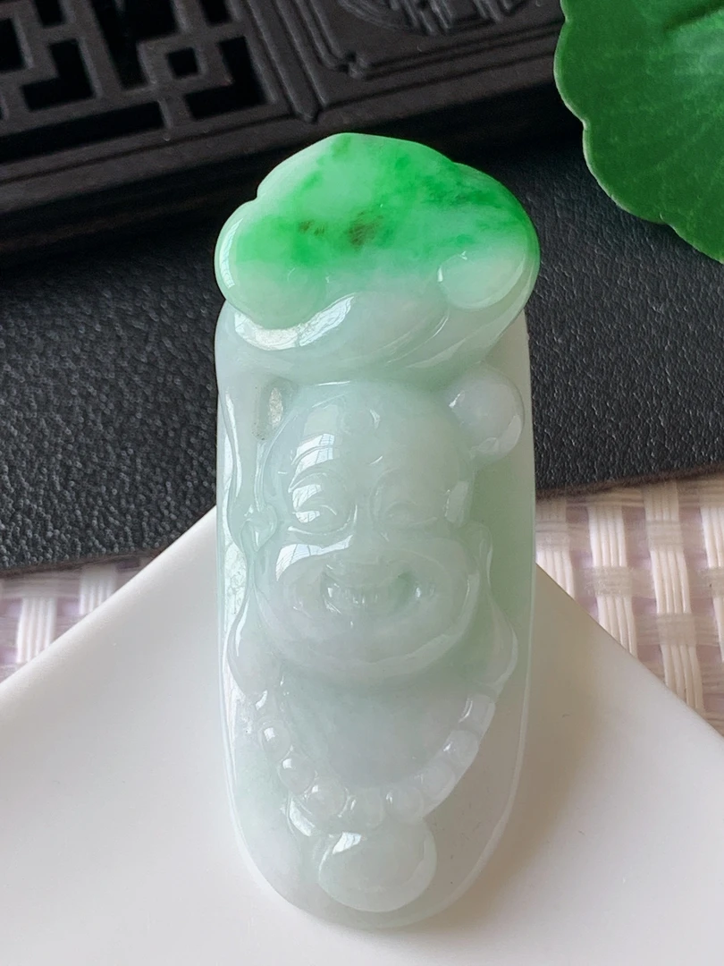 天然翡翠A货 冰润白底飘绿开怀佛公吊坠