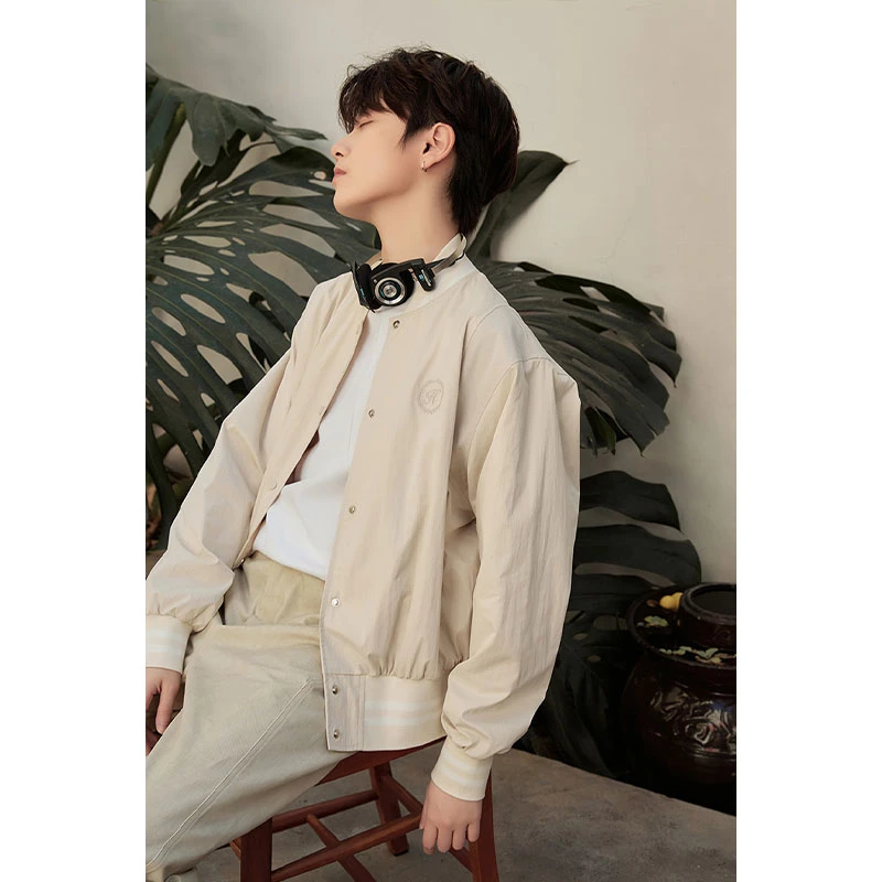 HISHER出柜中性风小个子撞色针织螺纹肩部拼接刺绣棒球夹克