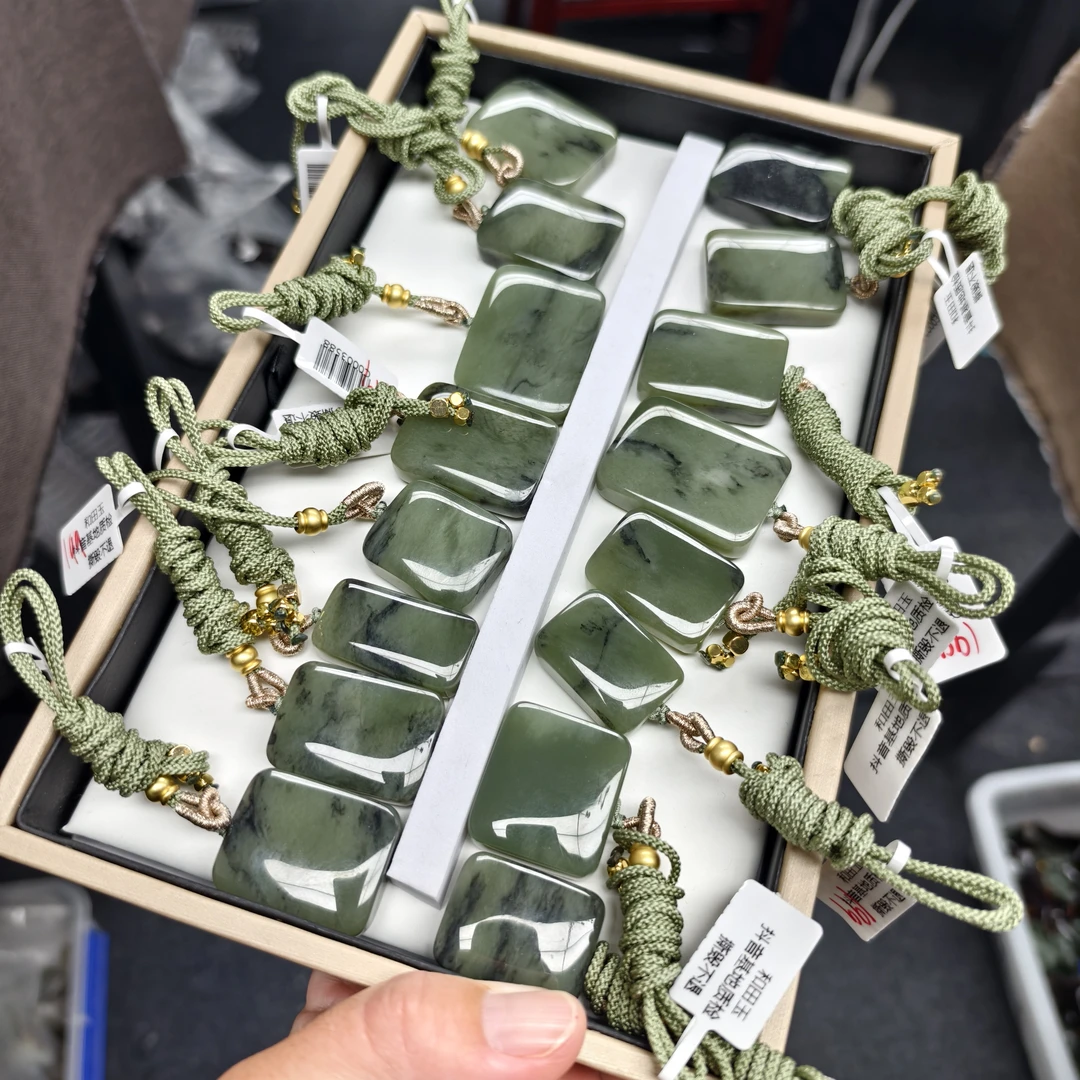 新疆和青海茫崖交界处花土沟和田玉平安无事牌多样性发货拍一发一