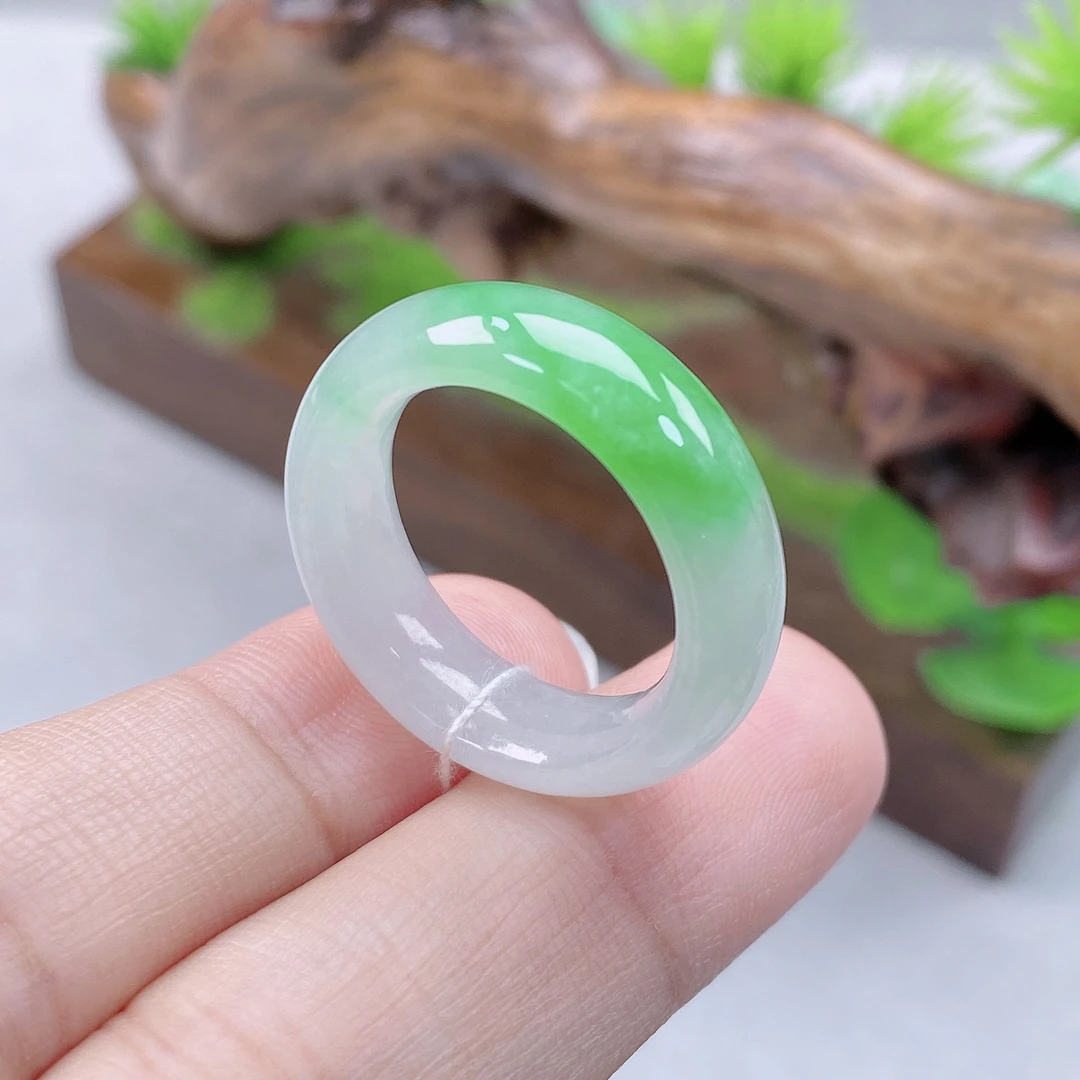 a276天然翡翠A货飘绿宽轮胎戒指18号圈口内直径18.3宽7.2厚4.3mm
