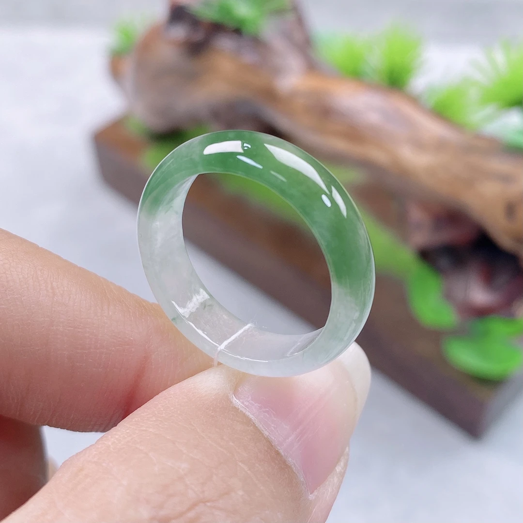 a243天然翡翠A货飘绿戒指17-18号圈口内直径18.1宽5.4厚2.6mm