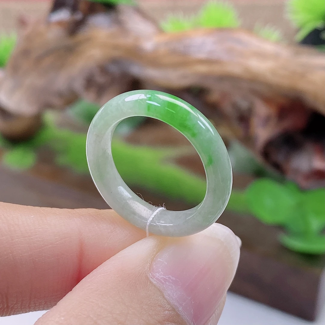 a321天然翡翠A货飘阳绿戒指10-11号圈口内直径15.7宽4.1厚3.3mm