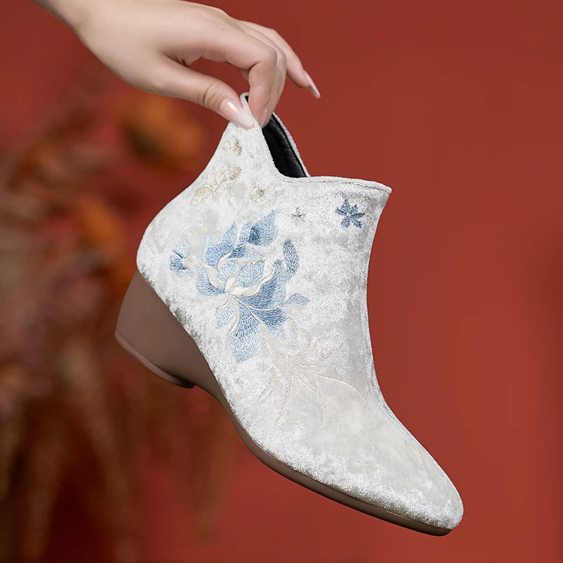 零尚舞度新中式原创国风软底软面低跟坡跟刺绣短筒女靴妈妈鞋3522