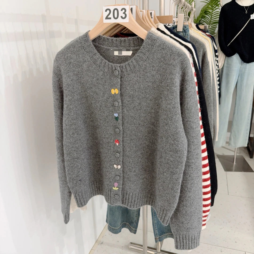 韩系冬季甜美刺绣襟包扣针织开衫时尚百搭减龄软糯毛衣