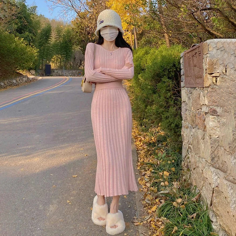 配大衣的打底内搭粉色长袖针织连衣裙子2023新款女秋冬季长款毛衣