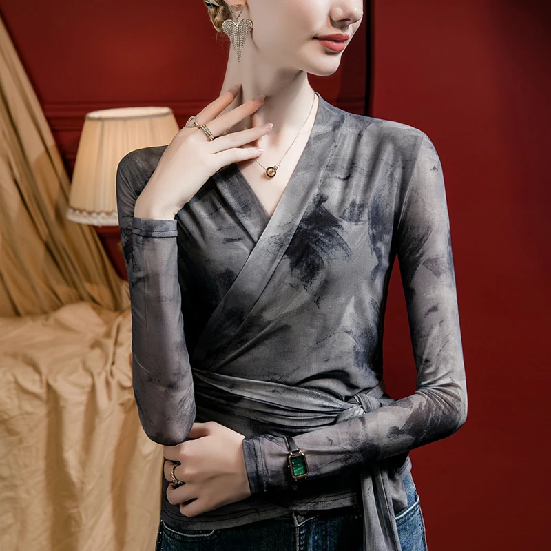 2025春季新款绑带调节V领印花网纱上衣女修身扎染洋气长袖打底衫