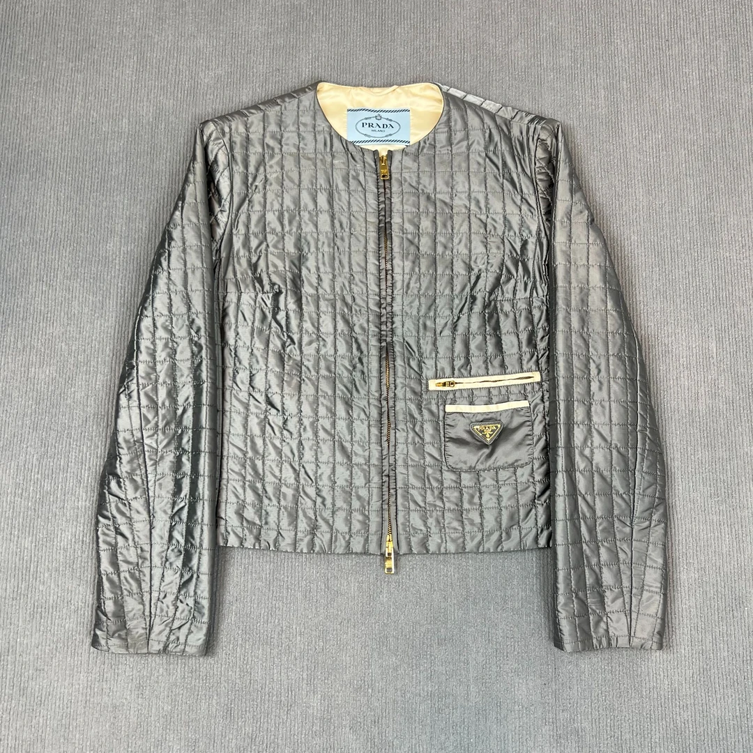 普拉达/241060/38码/金属三角徽标薄棉服/95新/工价26000