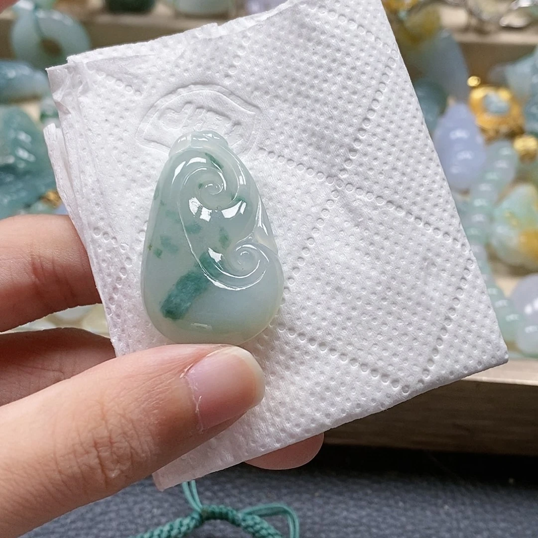 翡翠颈饰未镶嵌闪