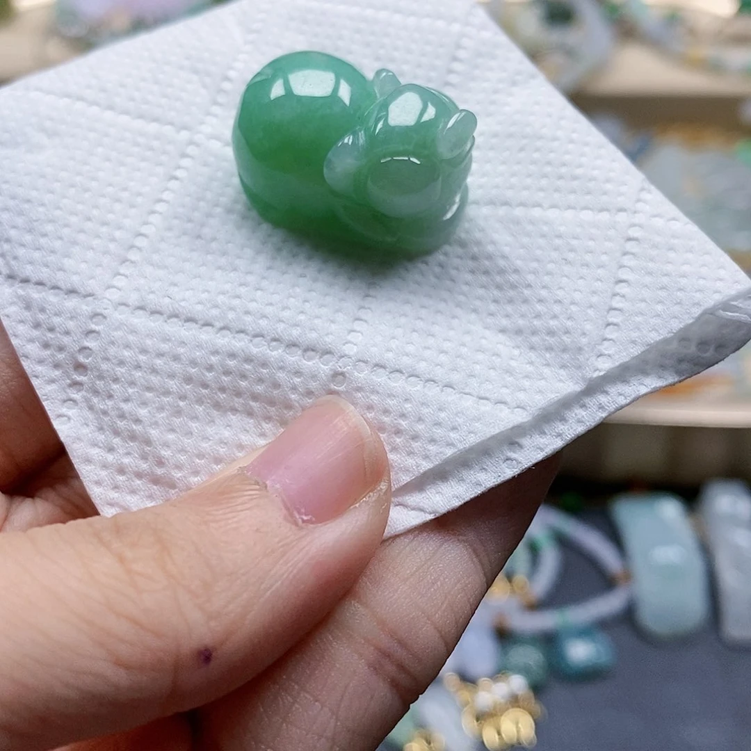 翡翠颈饰未镶嵌闪