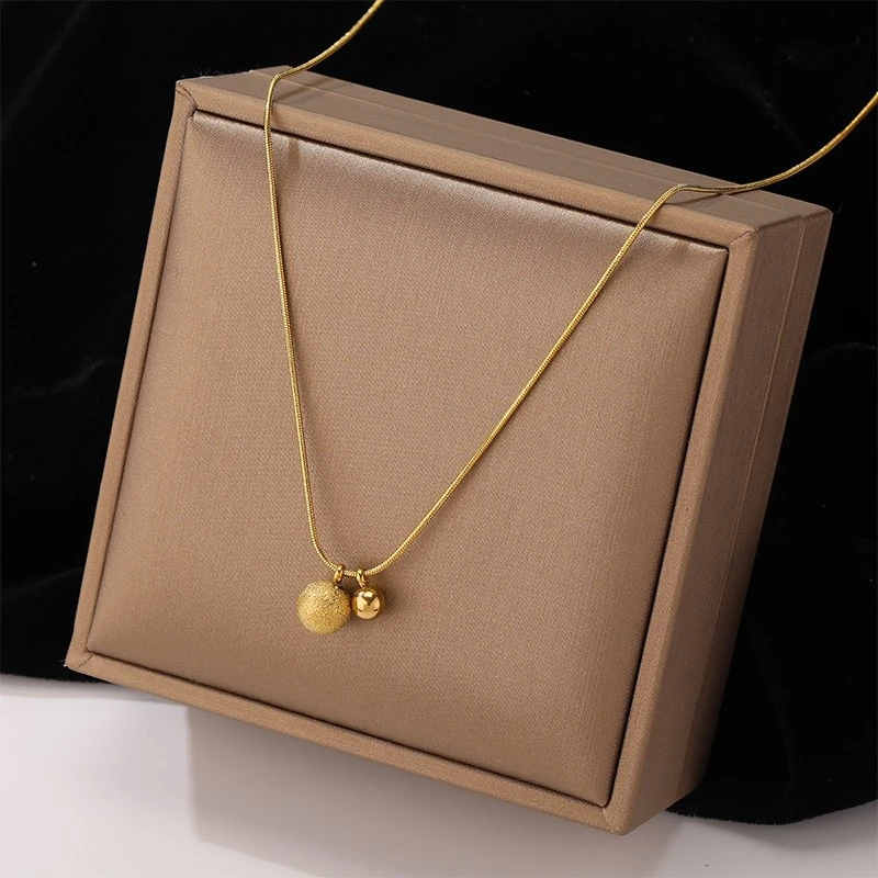 钛钢项链 项链女高级感轻奢小众设计金色锁骨链ins磨砂圆珠吊坠