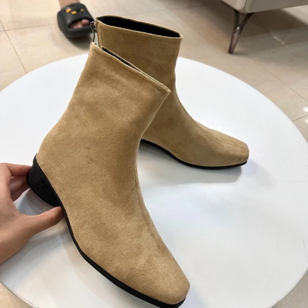 “晴子姐姐”气质中跟绒面百搭瘦瘦靴