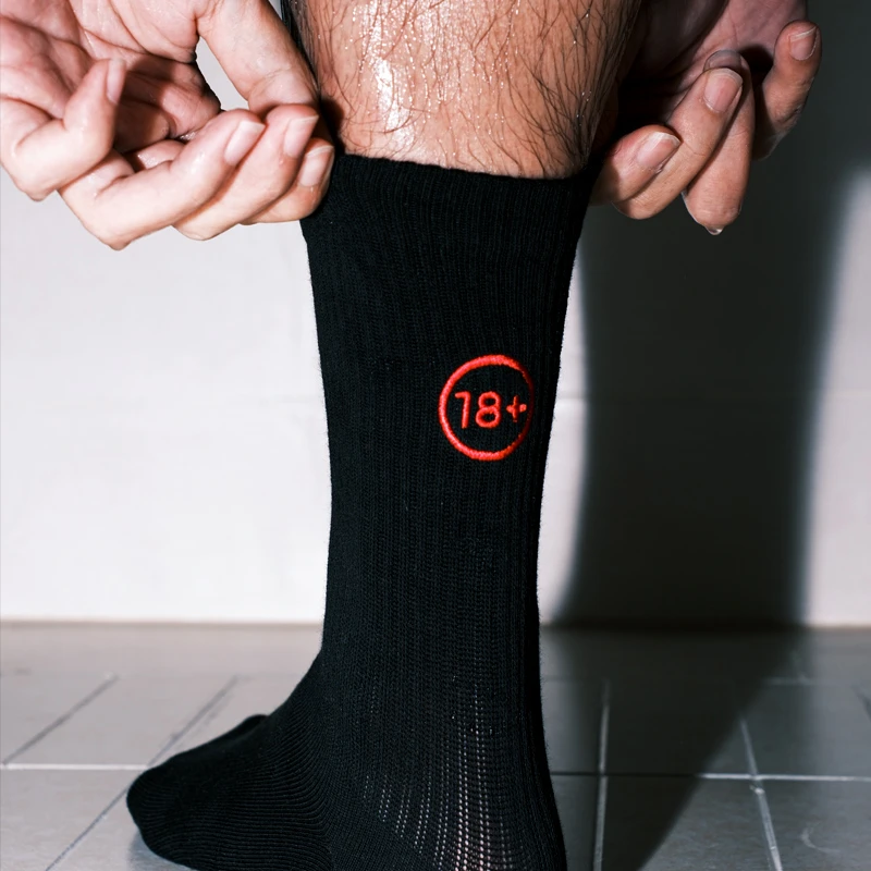 男士高筒长刺绣数字18+精梳棉四季棉袜子黑白色无骨缝头