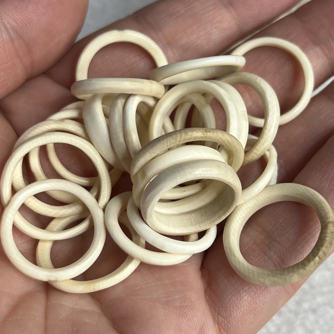 A24：2个猛犸牙跑环内径14到16mm左右尾戒（品相一般微瑕，介意慎拍）