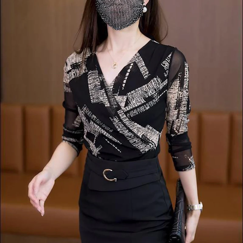 V领印花网纱上衣修身长袖t恤2024秋季新款显瘦打底衫女百搭W209