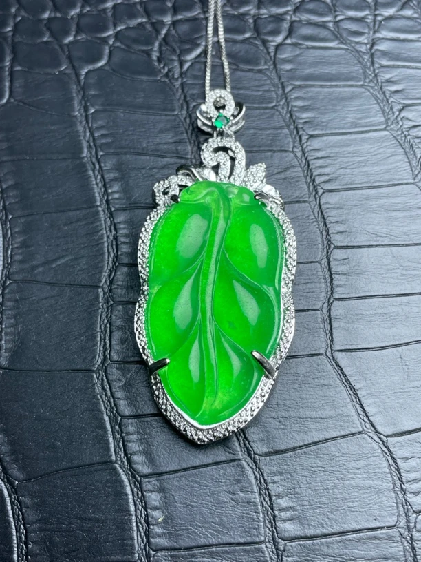 翡翠冰种阳绿叶子吊坠925镶嵌082