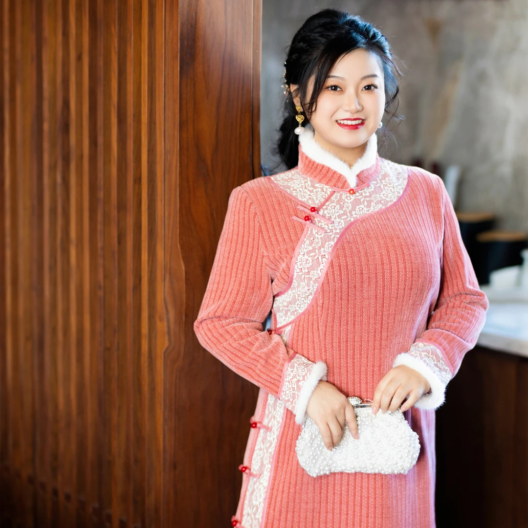 【婉荷】纤后大码秋冬粉色蕾丝拼接毛领复古显白改良旗袍连衣裙8820