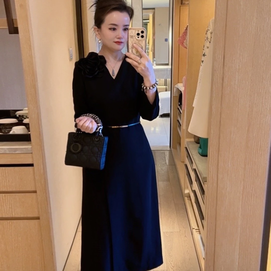 唯伊公馆春季新款V领显瘦腰带胸花装饰轻奢气质女连衣裙98481