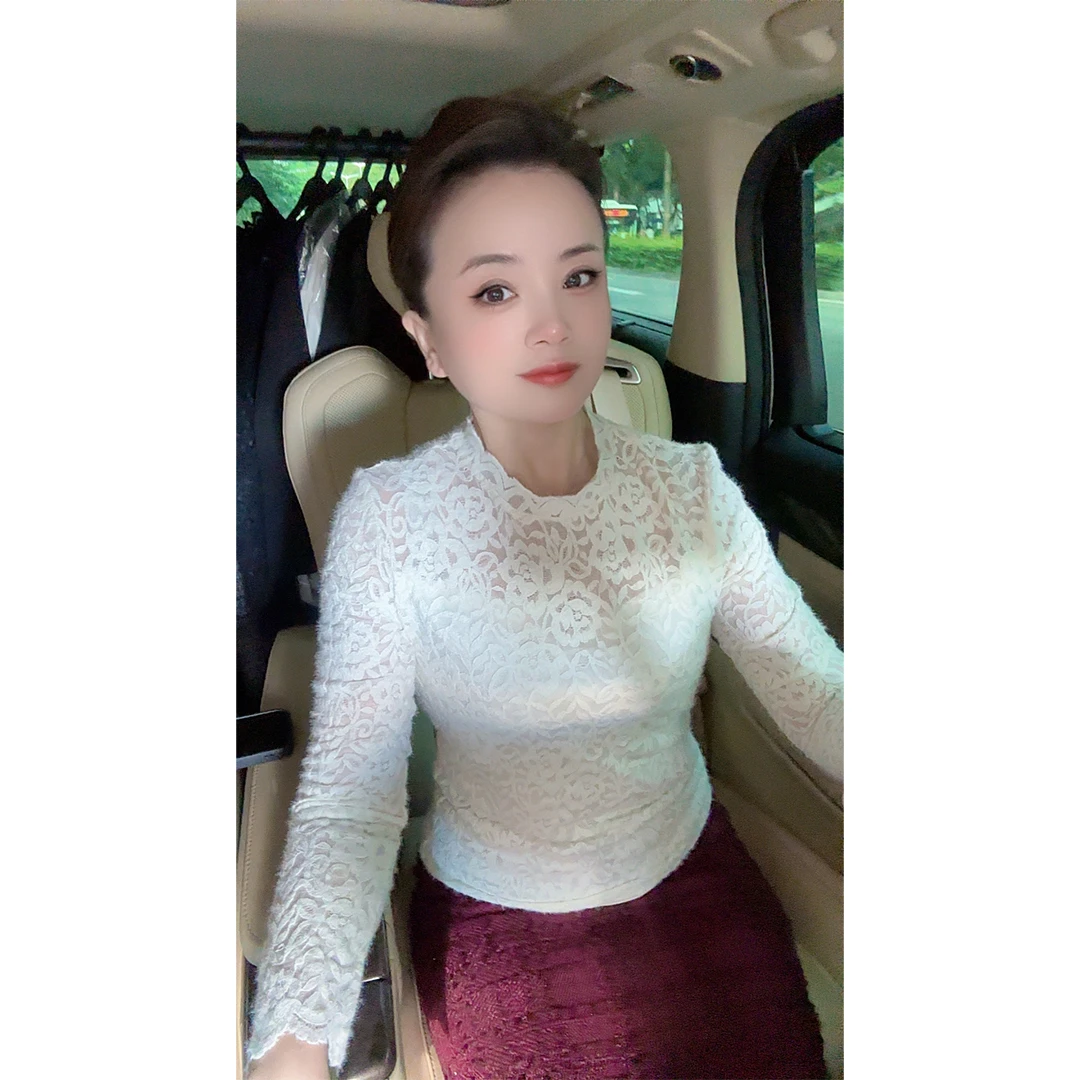 唯伊公馆春季新款温柔百搭轻薄女装植绒蕾丝圆领打底上衣98516