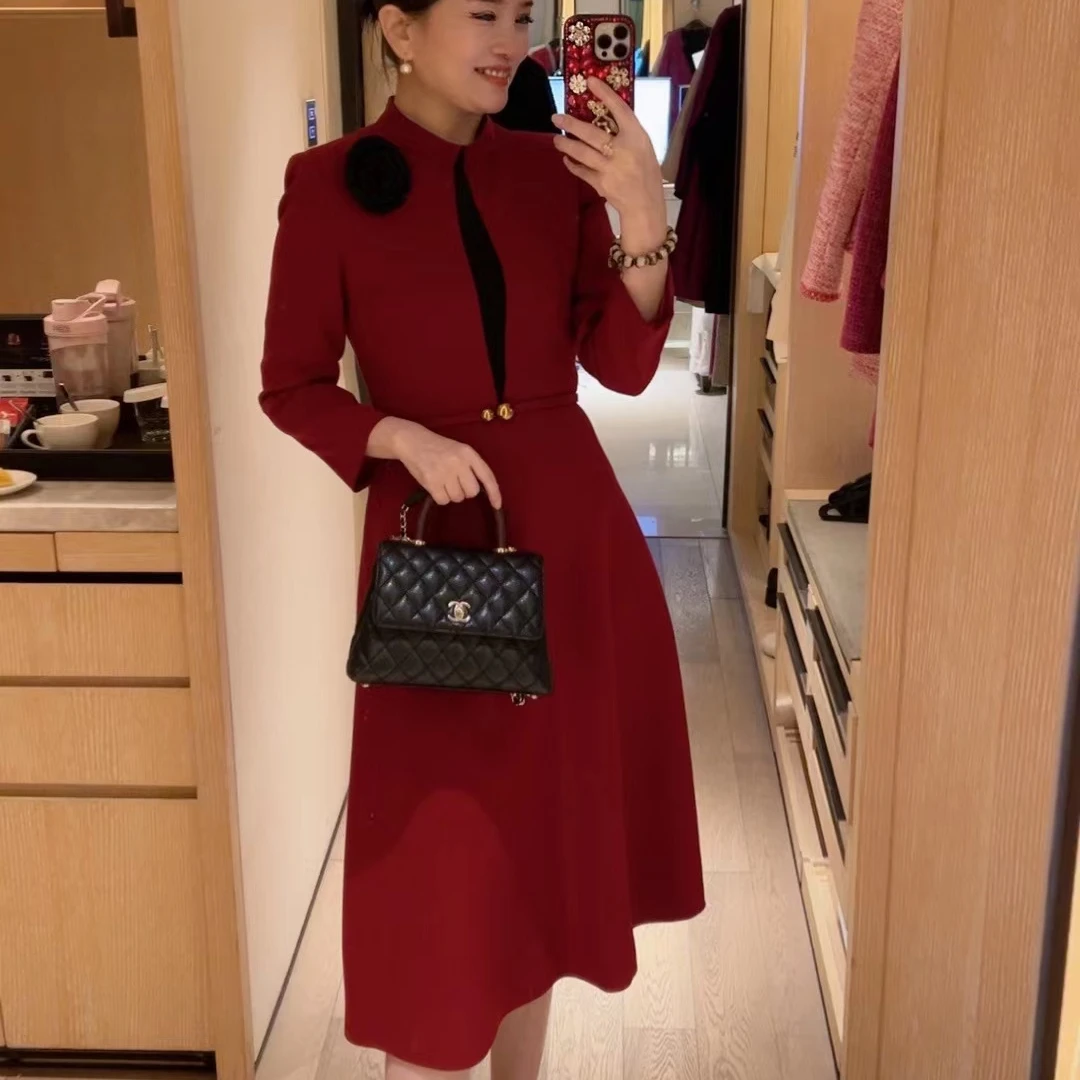 唯伊公馆气质法式收腰修身轻奢显瘦腰带花朵长袖连衣裙时尚98249