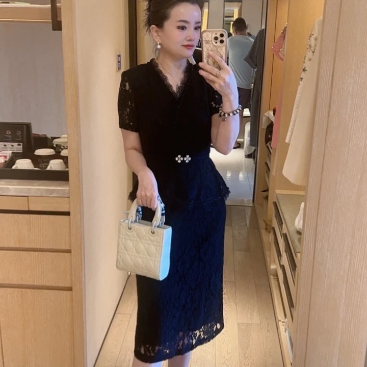 唯伊公馆V领气质女装蕾丝拼接假两件优雅显瘦连衣裙98464