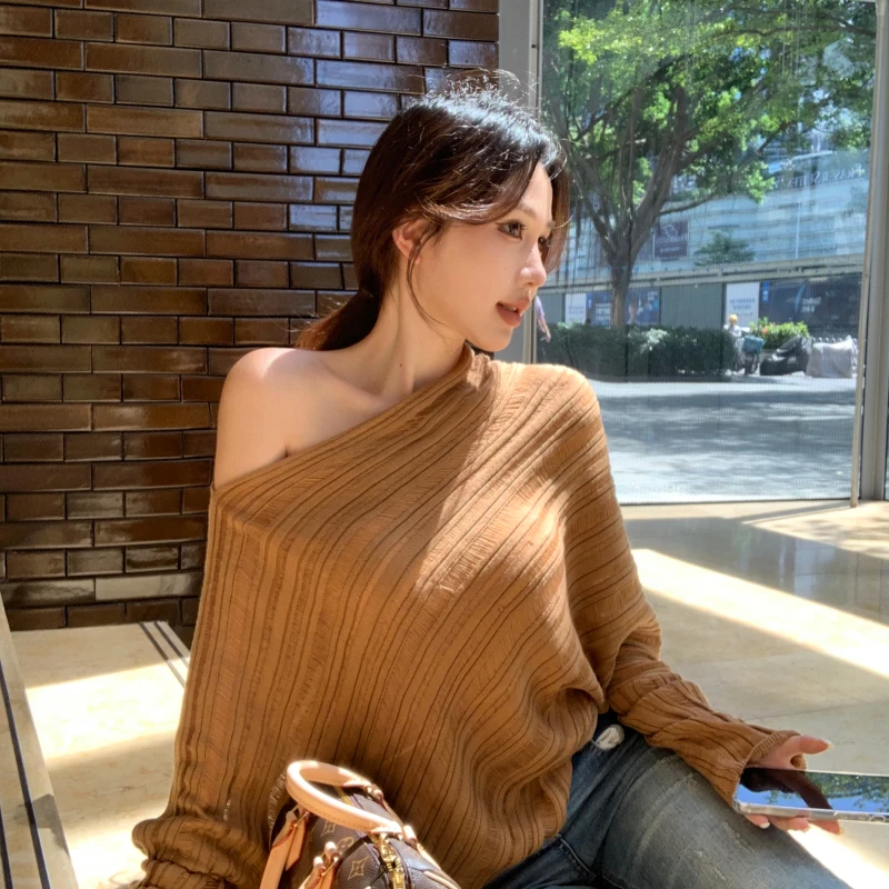 慵懒风松弛感女秋露肩不规则设计感镂空毛织上衣女露肩针织衫