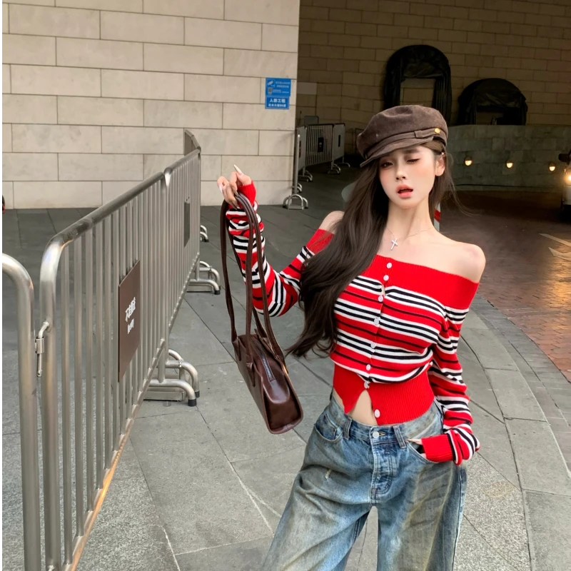 易梦玲同款独特红色条纹一字肩针织开衫女秋辣妹修身显瘦露肩上衣