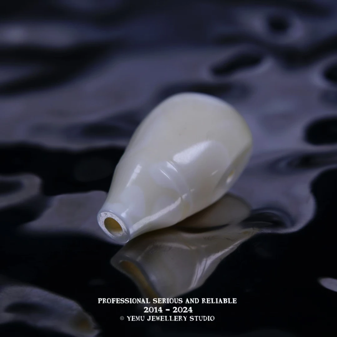 11.2毫米对孔瓷白精工一体三通 一物一拍 天然俄料琥珀蜜蜡