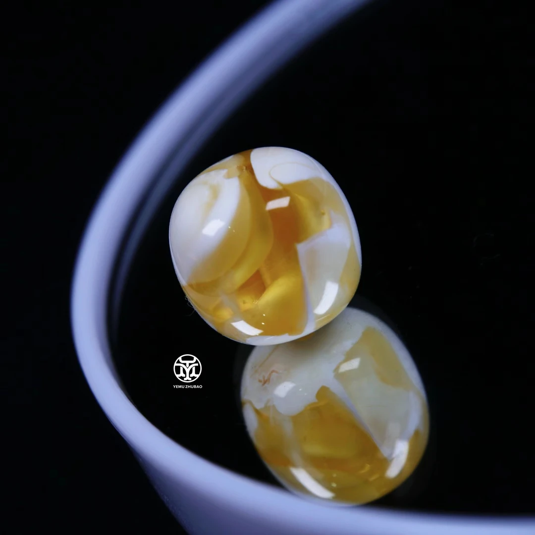 10毫米(10.5mm)金漆白溶洞老型 一物一拍 天然俄料琥珀蜜蜡