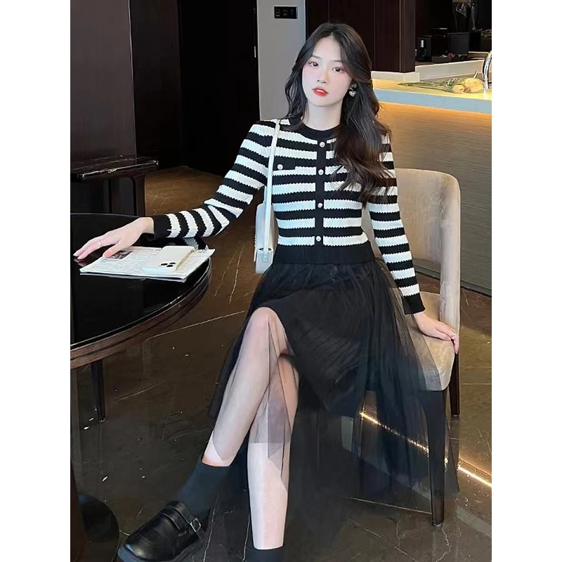 小香风条纹针织连衣裙女秋冬季新款中长款长袖拼接网纱打底毛衣裙